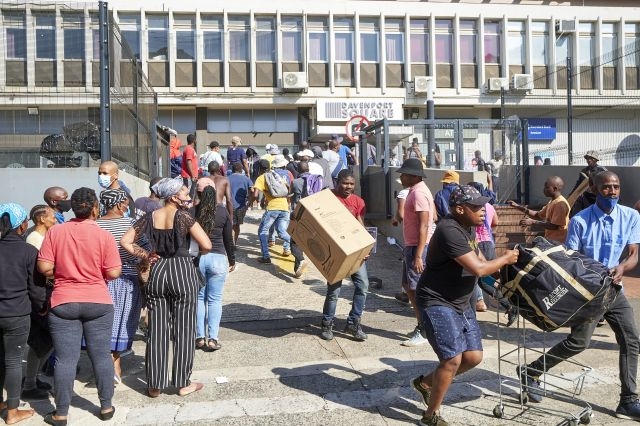 남아공 시위가 13일(현지시간) 촉발된 이후 LG전자 등 국내 업체 물류창고가 현지인들로부터 약탈 당하는 사태가 빚어지고 있다.  사진=뉴시스