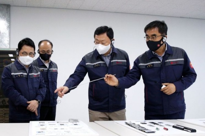 신동빈 롯데그룹 회장(오른쪽 두 번째)이 지난 5월 15일 롯데알미늄 안산1공장을 방문해 2차전지 소재 공정에 대한 설명을 듣고 있다. 