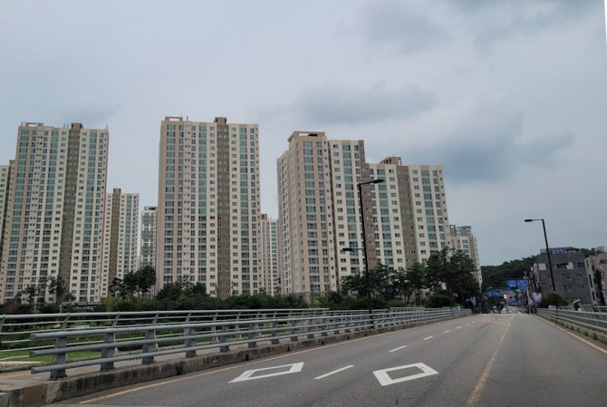 경기도의 한 신도시 아파트 단지 모습. 시민들은 부동산 정책도 쭉 뻗은 대로처럼 시민들 가슴을 시원하게 해주기를 고대하고 있다. 사진=최환금 전문기자