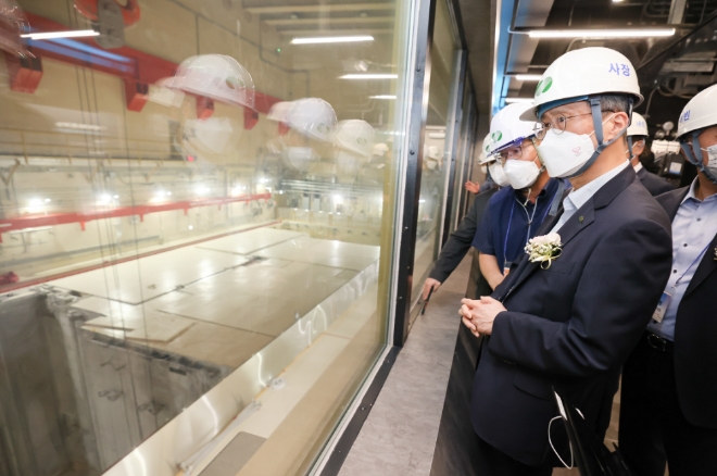 한국수력원자력(한수원) 정재훈 사장이 신한울 1호기 현장을 둘러보고 있다. 사진=한수원 