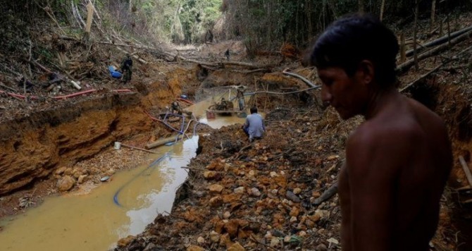 브라질 원주민 야노마미족이 살고 있는 아마존 열대우림 중심부에서 지난 5년 동안 불법 금 채굴이 급증하고 있다. 사진=로이터