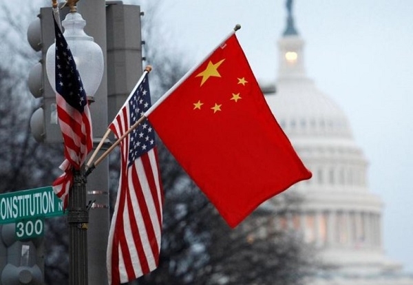 미국 워싱턴 연방의회 인근에 게양된 미국과 중국 국기. 사진=로이터