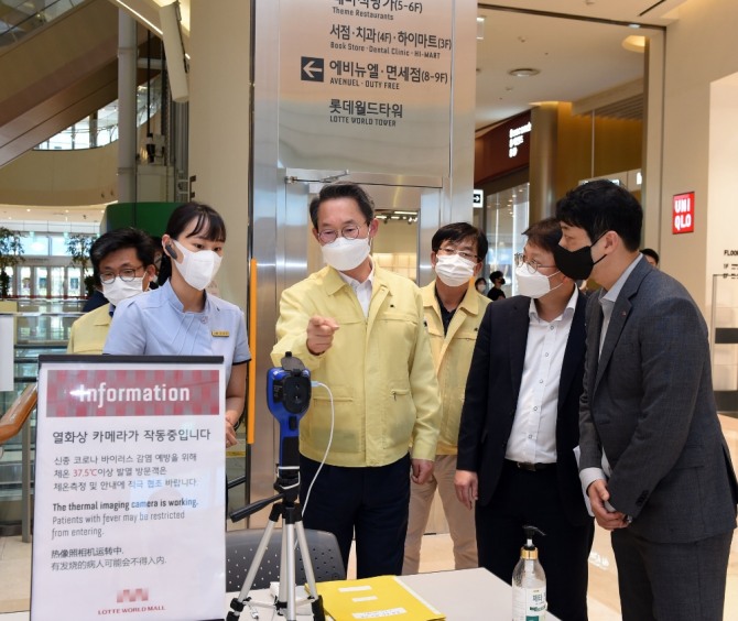 김희겸 행정안전부 재난안전관리본부장이 지난 14일 오후 서울시 송파구 소재 다중이용시설을 방문해 직원과 이용객 방역준수 여부, 시설 내 방역관리 현황을 점검하고 있다. 사진=연합뉴스