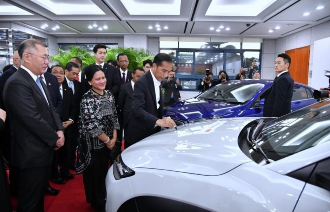 지난 2019년 11월 조코 위도도 인도네시아 대통령이 울산 현대차 공장을 방문한 동안 코나 전기차 서명하고 있는 모습. 사진=외신 자카르타 글로브
