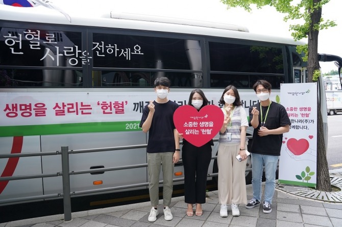 깨끗한나라 임직원들이 지난 14일 헌혈 캠페인에 참여하고 있다. 사진=깨끗한나라