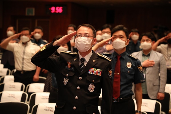 전북경찰청은 13일 오전 10시에 50여명이 참석한 가운데 제33대 전북경찰청장으로 임명된 이형세 치안감의 취임식을 개최했다.