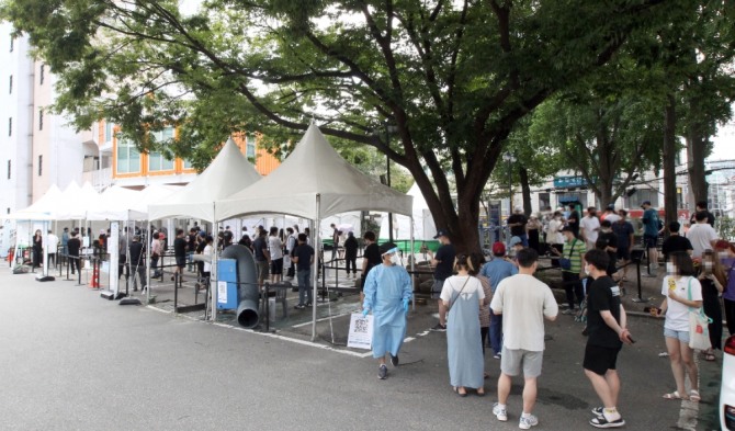 서울 동작구청 주차장의 임시 선별진료소에서 시민들이 코로나19 검사를 받기 위해 서 있다. 사진=뉴시스