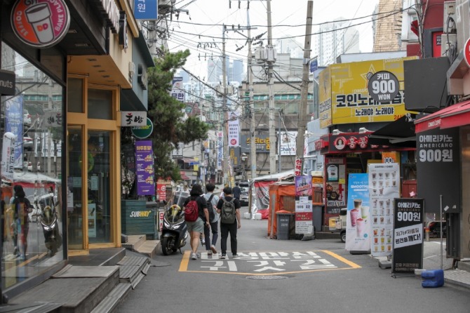 거리두기 4단계가 적용된 서울 시내 한 식당가가 한산한 모습을 보이고 있다. 사진=뉴시스