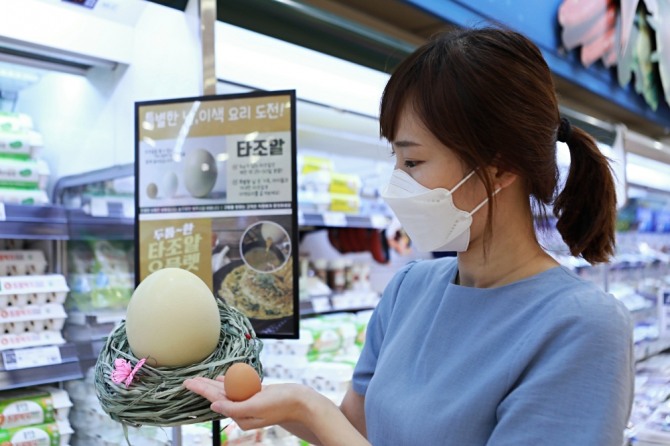 서울시 중구 봉래동에 위치한 롯데마트 서울역점에서 모델이 '타조알'을 홍보하고 있다. 사진=롯데마트