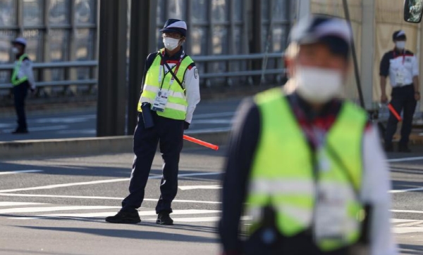 도쿄코의 올림픽선수촌을 지키는 경비원 모습. 사진=로이터