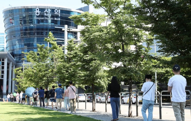 서울 용산구 용산역 전면광장에 설치된 코로나19 임시선별진료소에서 시민들이 검사를 받기 위해 서 있다. 사진=뉴시스