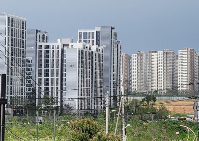 운정신도시에 포함된 운정3지구에 신축된 아파트 단지 모습. 오른쪽에 입주 완료된 운정2지구 아파트 단지 모습이 보인다. 가운데 개발현장은 KTX 역사 등 중심 상권 예정지. 사진=최환금 전문기자