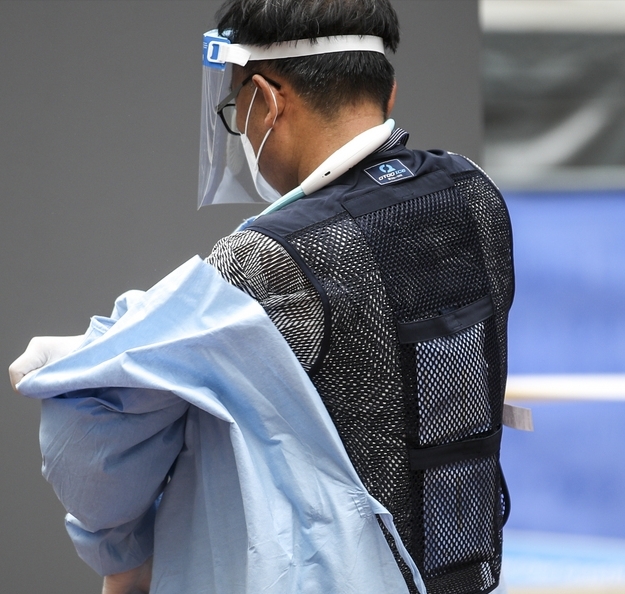 서울 마포구 임시선별검사소에서 의료진이 의료복 안에 얼음조끼를 입고 있는 모습. 사진=뉴시스 