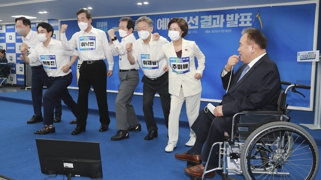 더불어민주당 대선후보 본경선에 진출한 6명의 후보가 11일 서울 여의도 더불어민주당 중앙당사에서 기념사진을 찍고 있다. 사진=뉴시스 