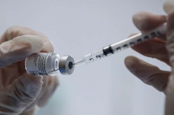 국내 의료진이 화이자 백신을 주사기로 옮기고 있다. 사진=뉴시스
