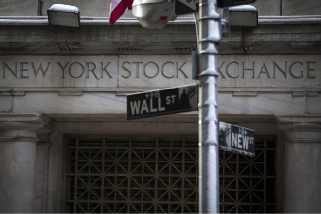 뉴욕 금융가의 뉴욕 증권거래소 문 밖에 월스트리트 간판이 보인다.     사진=로이터