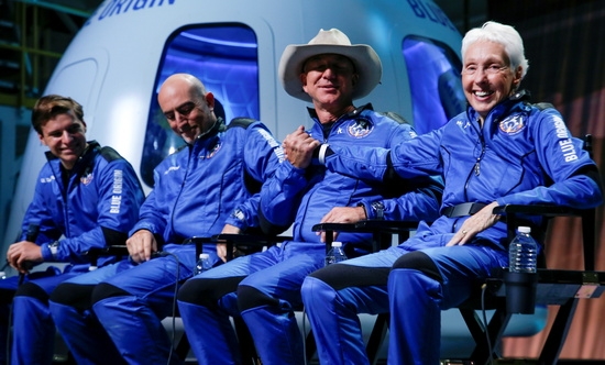억만장자 미국 사업가 베조스가 밴 혼에서 블루 오리진의 첫 우주 비행에 탑승 발사 후 기자 회견에서 우주 최고령자가 된 월리 펑크와 악수하고 있다. 사진=로이터