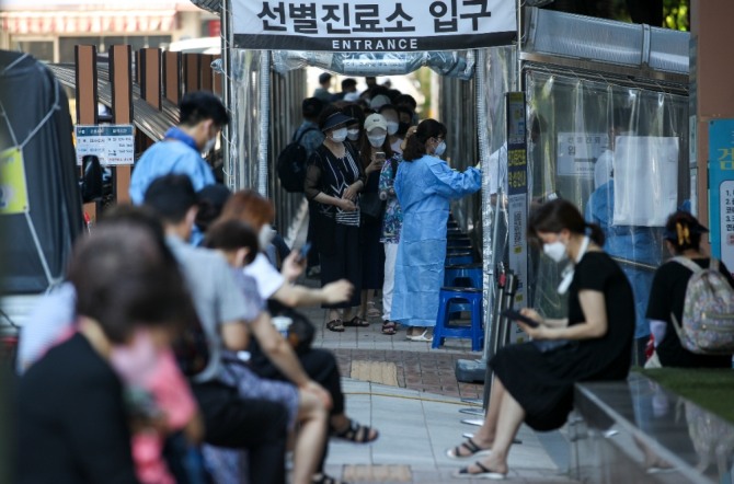 21일 오전 서울 관악구 선별진료소를 찾은 시민들이 검사를 받기 위해 기다리고 있다. 사진=뉴시스