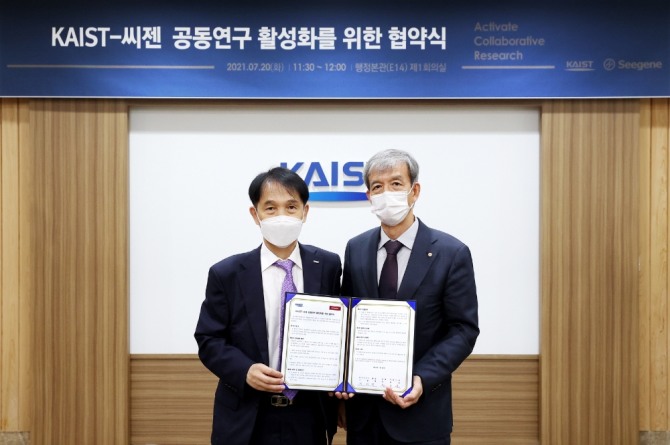 천종윤 씨젠 대표이사(오른쪽)와 이광형 KAIST 총장이 협약식 후 기념촬영을 하고 있다. 사진=씨젠