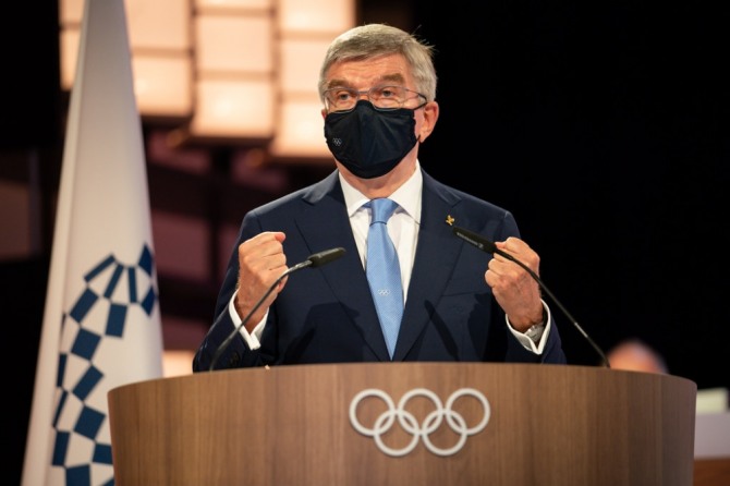 토마스 바흐 국제올림픽위원회(IOC) 위원장이 20일 일본 도쿄에서 열린 제138차 IOC 총회에 참석해 연설하고 있다. IOC는 이날 열린 총회에서 더 빨리, 더 높이, 더 강하게라는 기존의 올림픽 모토에 함께를 추가하는 것을 만장일치로 승인했다. 이에 따라 올림픽 모토는 '더 빨리, 더 높이, 더 강하게 - 함께'(faster, higher, stronger - together)로 표기된다. 사진=신화/뉴시스