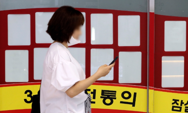 매물 게시판이 비어 있는 서울 송파구의 한 공인중개업소. 사진=뉴시스