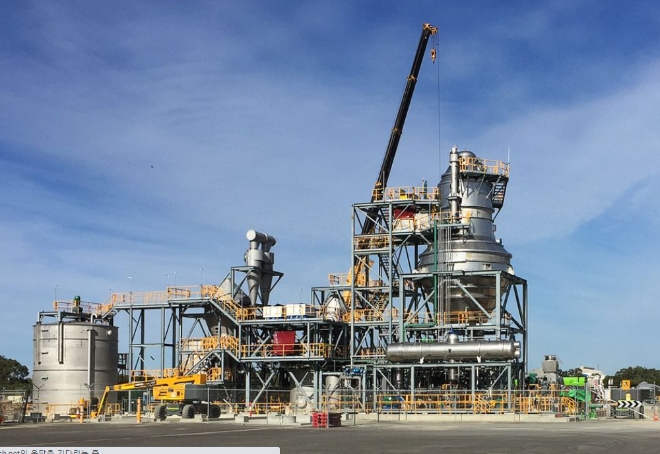 세계 최대 광산 업체 BHP 그룹이 2019년 8월 2일 호주 퍼스 남쪽에 위치한 니켈 웨스트 사업장에서 배터리 산업에 제공하기 위해 짓고 있는 새로운 황산니켈 공장 모습    사진=로이터