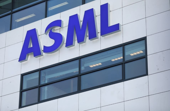 ASML 로고를 네덜란드 아인트호번 본사에서 볼 수 있다.    사진=로이터