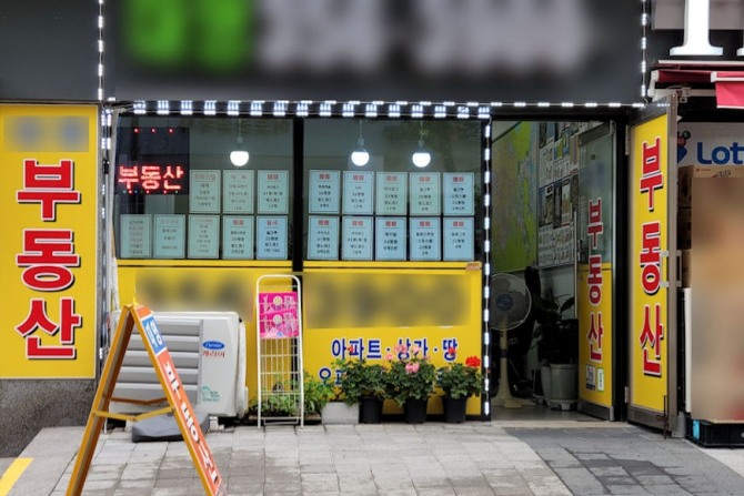 집값이 날이 다르게 상승하면서 전, 월세를 구하는 서민들의 어려움이 커지고 있다. 한 공인중개사무소에 붙은 매물 안내지에도 억 단위가 빠르게 바뀌고 있다. 사진=최환금 전문기자