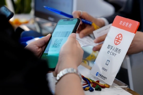 중국의 한 시민이 디지털위안화로 결제하고 있는 모습. 사진=로이터