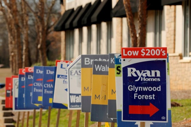 미국 사우스캐롤라이나주 요크 카운티의  신규 개발 지역에 있는 신규 주택 광고판. 사진=로이터