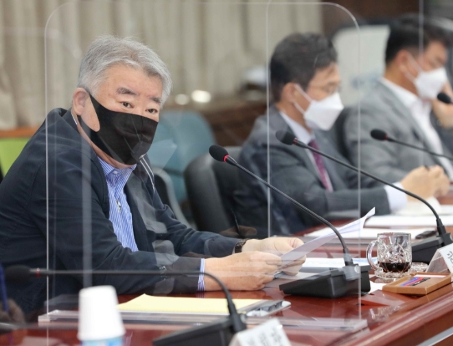 한국마사회 김우남 회장(왼쪽 1번째)이 22일 열린 마사회 경영위기 극복 주요 현안 설명회에서 회의를 주재하고 있다. 사진=한국마사회 