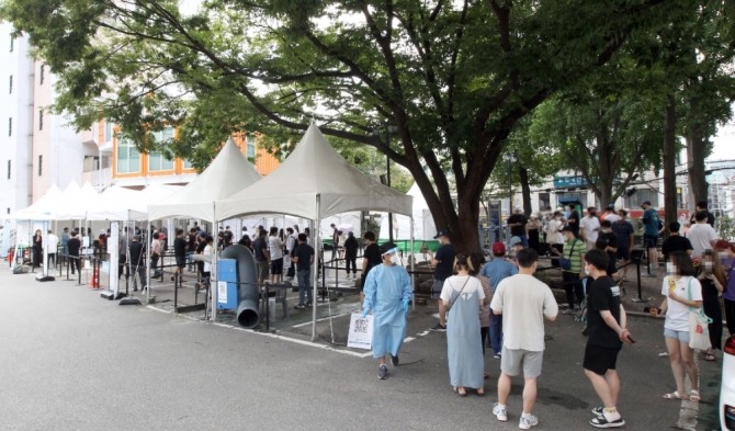 서울 동작구청 주차장의 임시 선별진료소에서 시민들이 코로나19 검사를 받기 위해 줄을 서 대기하고 있다. 사진=뉴시스