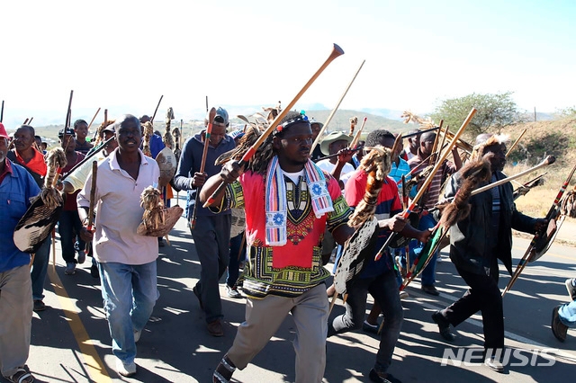 제이콥 주마 전 남아공 대통령의 지지자들이 1일(현지시간) 콰줄루나탈주 은칸들라에 있는 그의 자택을 향해 행진하고 있다. 사진=뉴시스