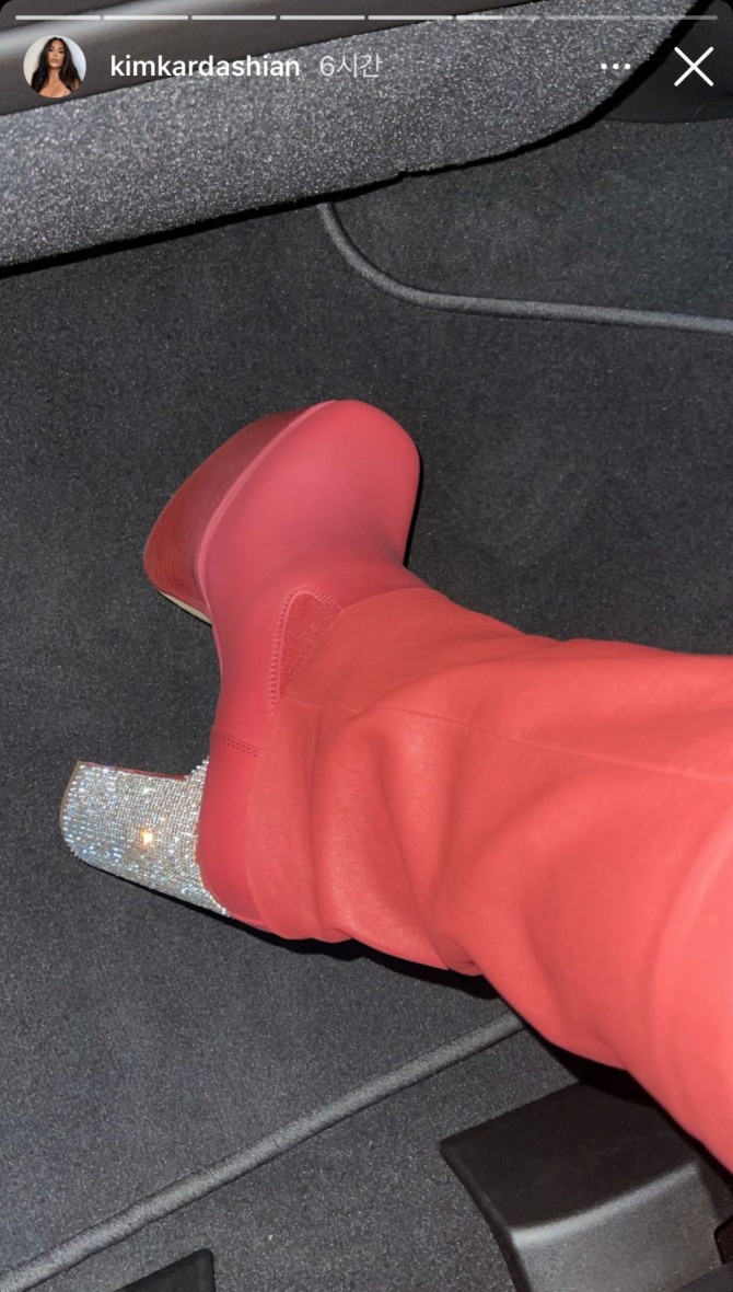 킴 카다시안이 카니예의 행사에 참석할 때 착용한 빨간색 부츠. 사진=킴 카다시안의 인스타그램