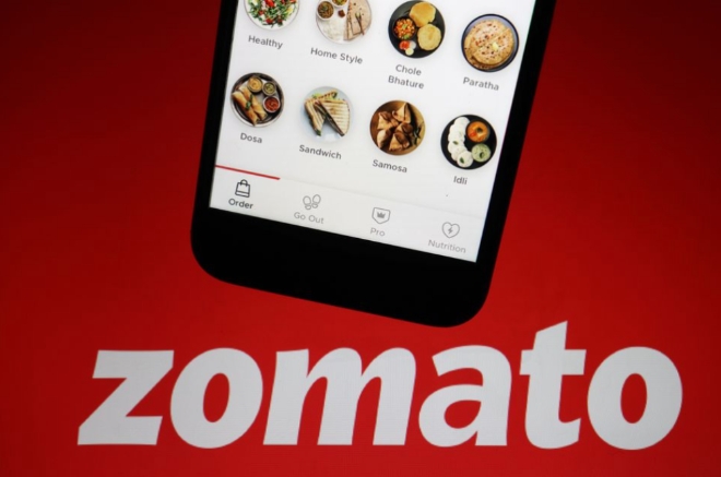 인도의 음식배달 스타트업 조마토(Zomato) 앱을 자사 로고와 함께  볼 수 있다.     사진=로이터