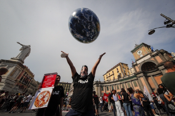 환경론자들이 23일(현지시간) G20 환경장관 회의가 열리는 이탈리아 나폴리에서 시위를 벌이고 있다. 사진=AP/뉴시스