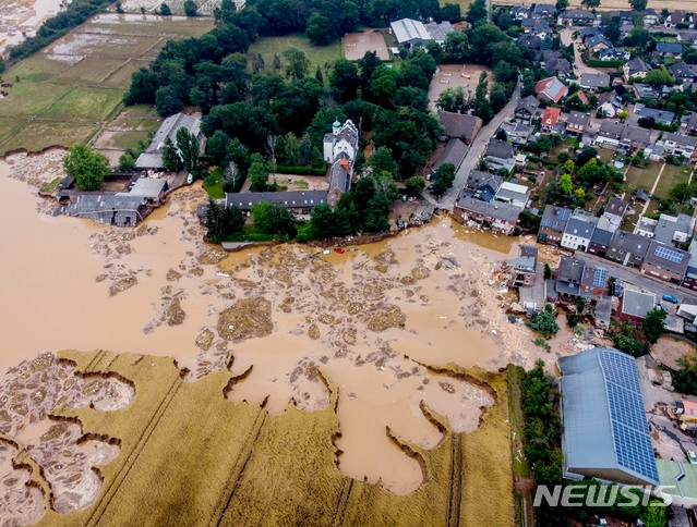 17일(현지시각) 독일 에르프트슈타트 지역에서 홍수로 성(왼쪽)이 침수된 모습 사진=뉴시스