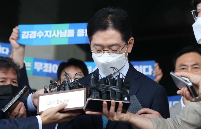 지난 21일 김경수 전 경남지사가 대법원 판결 후 경남도청 앞에서 입장 표명 하고 있다. 사진=연합뉴스