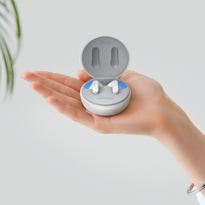 LG전자가 프리미엄 메리디안 사운드에 노이즈 캔슬링으로 몰입감을 더한 무선이어폰 ‘톤 프리(TONE Free)’ 신제품 3종을 출시한다. 톤 프리(TONE-TFP8) 제품 이미지. 사진=LG전자 