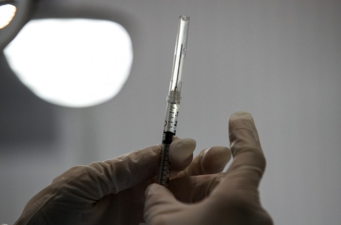 서울의 한 예방접종센터에서 의료진이 화이자 백신을 주사기로 옮기는 모습. 사진=뉴시스