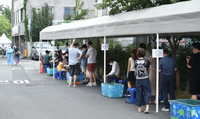 25일 대구 수성구 보건소 코로나19 선별진료소에서 시민들이 검사를 받기 위해 서 있다. 사진=뉴시스