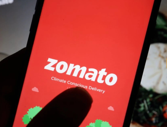 휴대폰에 표시된 음식 배달 앱 조마토의 로고     사진=로이터
