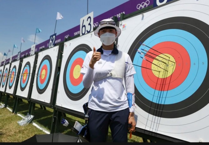 도쿄올림픽에 참가하고 있는 양국 대표님이 코오롱스포츠 로고가 선명한 유니폼을 입고 포즈를 취하고 있다. 사진=일본 도쿄올림픽조직위원회