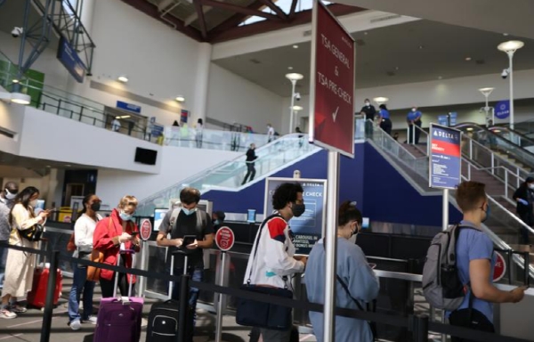미국 공항에서 입국을 기다리는 여행객들 모습. 사진=로이터