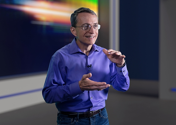 팻 겔싱어(Pat Gelsinger) 인텔 CEO가 인텔의 향후 공정 및 패키징 기술 로드맵에 대해 설명하고 있다.