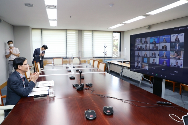 한국지역난방공사 황창화 사장(왼쪽)이 26일 평택 수소특화단지 조성을 위한 투자협약을 온라인으로 체결하고 있다. 사진=한국지역난방공사 