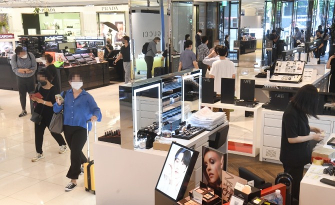 지난 13일 오전 현대백화점 무역센터점에서 고객들이 QR코드와 체온을 체크한 뒤 입장하고 있다. 사진=연합뉴스