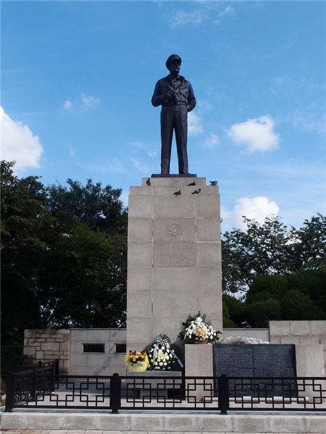 인천 자유공원의 맥아더장군 동상. 맥아더장군의 인천상륙작전 성공으로 서울을 탈환하고 서부전선을 지킬 수 있었다.