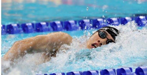 황선우가 27일 오전 도쿄 아쿠아틱스 센터에서 열린 2020 도쿄올림픽 수영 남자 200m 자유형 결승에 출전해 역영하고 있다. 사진 뉴시스 