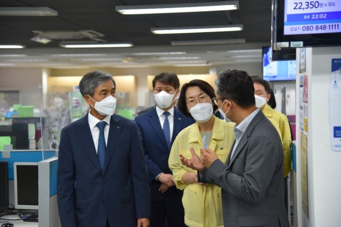 임혜숙 과학기술정보통신부 장관이 28일 오후 서울 마포구 홈앤쇼핑 상암콜센터를 방문해 방역 준수 여부 등을 점검하고 있다. 사진=과학기술정보통신부